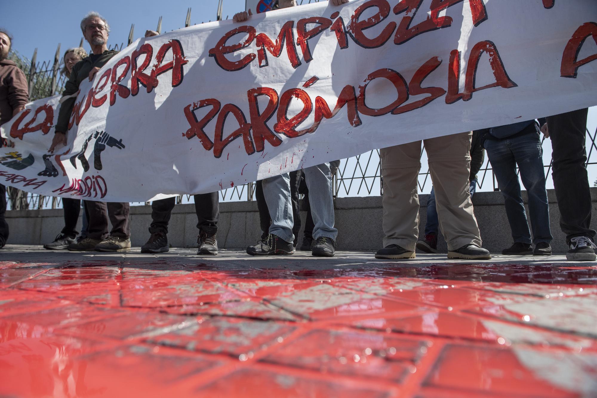Protesta contra la celebración de la feria de armas de Madrid - 5
